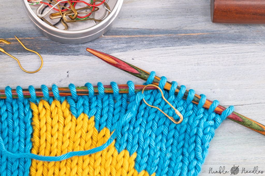 starting by placing one stitch marker after a knit stitch